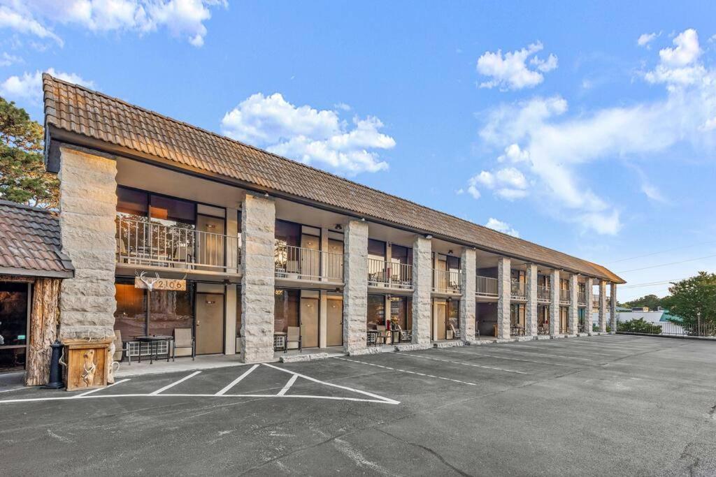 Stonegate Lodge Fire Pit 50In Tv Salt Water Pool Fast Wi-Fi Room #301 Eureka Springs Exterior foto