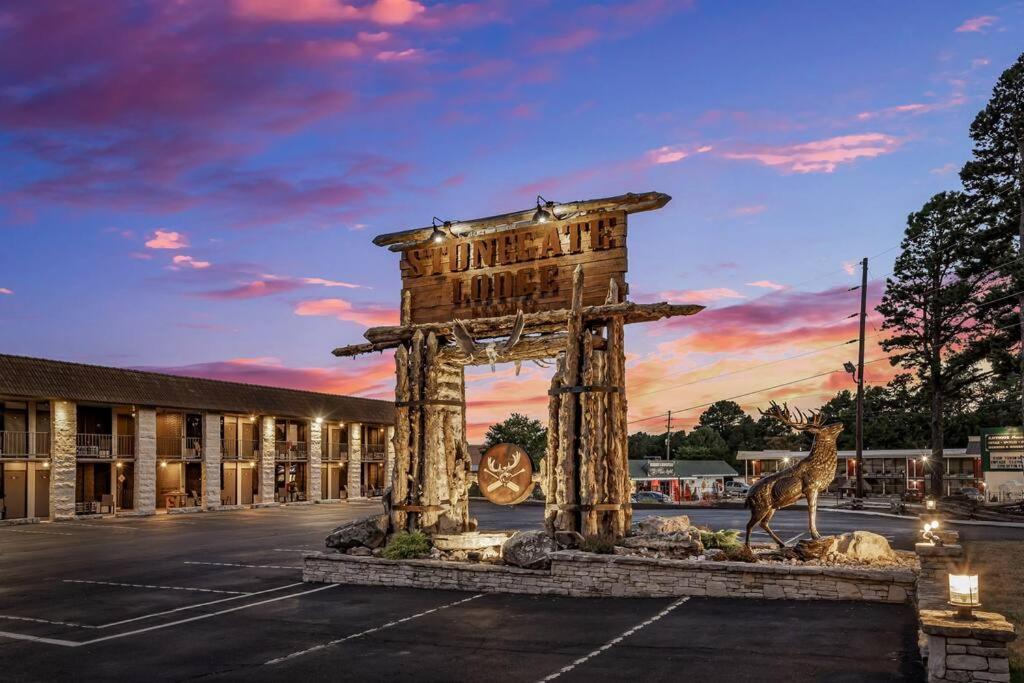 Stonegate Lodge Fire Pit 50In Tv Salt Water Pool Fast Wi-Fi Room #301 Eureka Springs Exterior foto